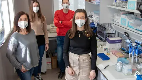 De izquierda a derecha Rosa Blanco, Laura Quevedo, Ignacio Varela y Beatriz Monterde, en el laboratorio del IBBTEC