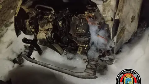 Dos coches quedan calcinados en la calle Juan de Piasca de Santander tras un incendio