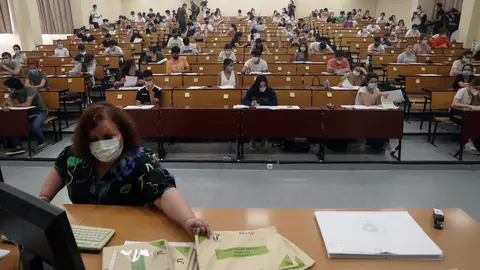 Archivo - Estudiantes en la Evaluaci&oacute;n del Bachillerato para el Acceso a la Universidad (EBAU) el pasado a&ntilde;o en M&aacute;laga