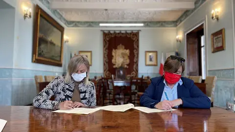 La alcaldesa de Castro Urdiales, Susana Herr&aacute;n, se re&uacute;ne con la presidenta del comit&eacute; local de Cruz Roja, Mar&iacute;a Soledad Saiz, para firmar un convenio de colaboraci&oacute;n entre ambas entidades.