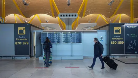 Pasajeros caminan por las instalaciones de la T4 del Aeropuerto Adolfo Su&aacute;rez Madrid-Barajas, en Madrid (Espa&ntilde;a).