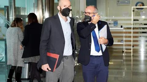 Archivo - El consejero de Sanidad de Cantabria, Miguel Rodr&iacute;guez, y el director general de Salud P&uacute;blica, Reinhard Wallmann