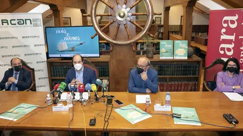 El Consejero De Industria, Turismo, Innovaci&oacute;n, Transporte Y Comercio, Javier L&oacute;pez Marcano, Acompa&ntilde;ado Del Presidente De La C&aacute;mara, Modesto Pi&ntilde;eiro, Presenta, En Rueda De Prensa, Los Bonos Para Fomentar El Comercio Minorista De Proximidad.