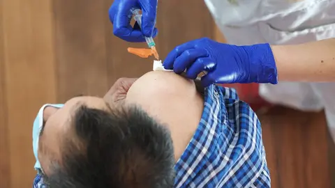 Un trabajador sanitario suministra la vacuna contra el Covid-19 a una persona, en el Centro Cultural Miguel Delibes, a 5 de abril de 2021, en Valladolid, Castilla y Le&oacute;n, (Espa&ntilde;a).