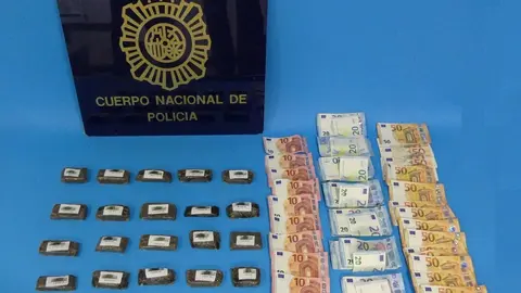 Droga y dinero intervendio a los dos detenidos por tr&aacute;fico de drogas en Torrelavega