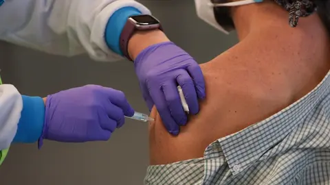 Un hombre es vacunado contra el Covid-19 en un dispositivo instalado en el Estadio Wanda Metropolitano, en Madrid (Espa&ntilde;a), a 30 de marzo de 2021. 