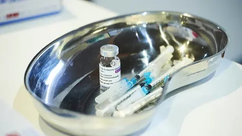 Un vial con la vacuna de AstraZeneca