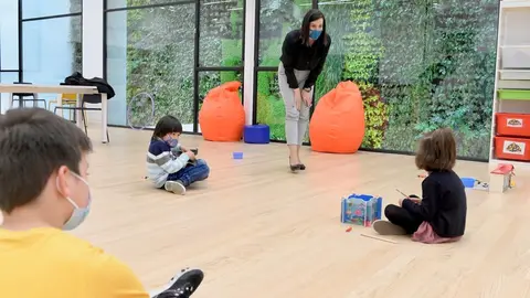 La alcaldesa de Santander, Gema Igual, en la inauguraci&oacute;n de la ludoteca del centro c&iacute;vico de Tabacalera