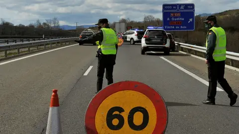 Dos agentes de Guardia Civil durante un control de movilidad en la autov&iacute;a de las R&iacute;as Bajas o A-52, en las inmediaciones de Vilavella, Redondela, Pontevedra, Galicia (Espa&ntilde;a), a 26 de marzo de 2021. La autov&iacute;a de las R&iacute;as Bajas o A-52 conecta las provinc