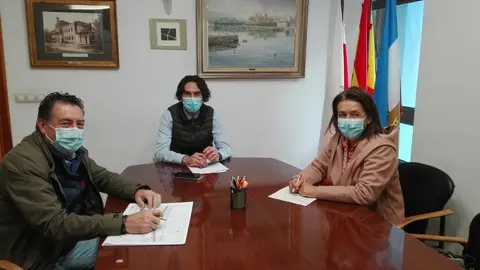 El alcalde de Astillero, Javier Fern&aacute;ndez Sober&oacute;n, y los representantes de la empresa han formalizado la adjudicaci&oacute;n que permitir&aacute; iniciar la actividad en el nuevo centro de d&iacute;a de Morero