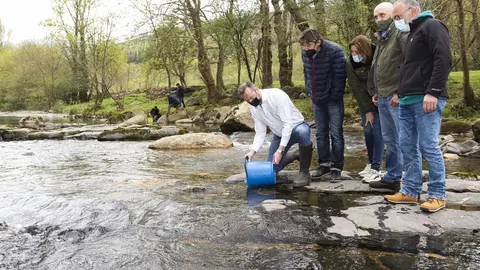 El consejero de Desarrollo Rural, Ganader&iacute;a, Pesca,Alimentaci&oacute;n y Medio Ambiente, GuillermoBlanco, visita el centro de alevinaje de la Asociaci&oacute;n C&aacute;ntabra de Fomentode Caza y Pesca.