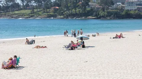 Varias personas en la playa de Sanxenxo, en Pontevedra, Galicia (Espa&ntilde;a), a 27 de marzo de 2021. 