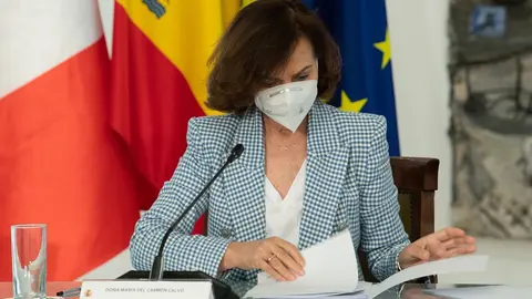 La vicepresidenta primera del Gobierno, Carmen Calvo, en un encuentro telem&aacute;tico de la  XXVI Cumbre Franco-Espa&ntilde;ola.