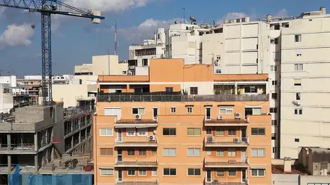 Archivo - Una construcci&oacute;n junto a un bloque de pisos.