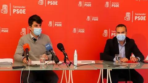 El portavoz del PSOE de Santander, Daniel Fern&aacute;ndez, en rueda de prensa