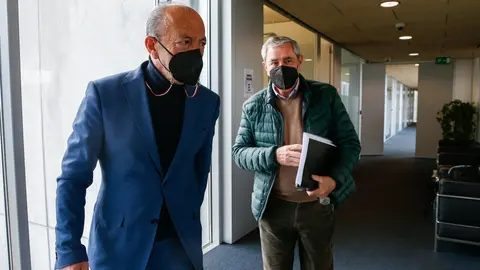 El consejero de Industria, Javier L&oacute;pez Marcano, y el alcalde de Suanes, Andr&eacute;s Ruiz Moya