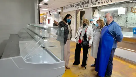La alcaldesa de Santander, Gema Igal, en la visita al mercado de Puertochico