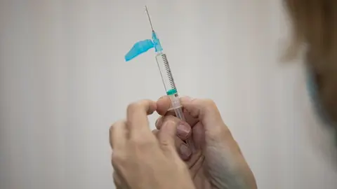 Una sanitaria sostiene una dosis de la vacuna de Pfizer contra el coronavirus durante la vacunaci&oacute;n contra Covid-19 