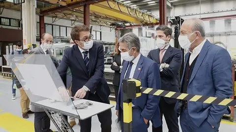 Revilla y Marcano escuchan las explicaciones del director general de Edscha, Roberto Aristi