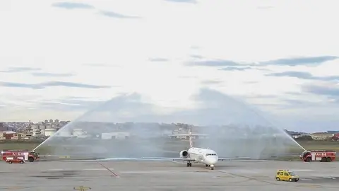 Archivo - Llegada de un avi&oacute;n al aeropuerto Seve Ballesteros