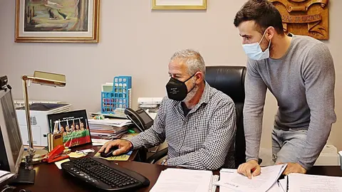 El alcalde de Hazas de Cesto, Jos&eacute; Mar&iacute;a Ruiz G&oacute;mez, y el teniente de alcalde, Alejandro Llano