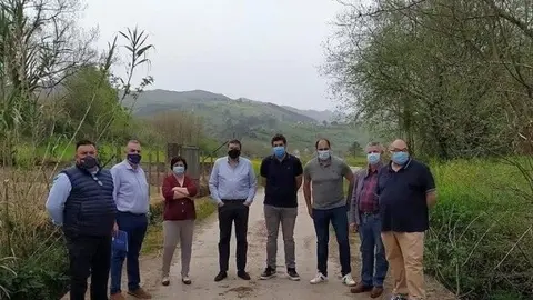 Visita de miembros del PP a la localidad de Molleda