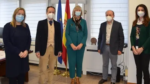 Archivo - La consejera de Educaci&oacute;n, Marina Lomb&oacute;, y el equipo del IES Marqu&eacute;s de Santillana