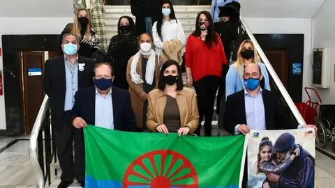 La alcaldesa de Santander, Gema Igual, con representantes de tres colectivos del Pueblo Gitano