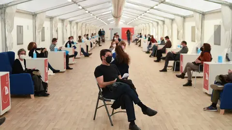 Varias personas acuden a un dispositivo de vacunaci&oacute;n contra la Covid-19 en el Hospital de campa&ntilde;a de La Fe, en Valencia, donde se ha estado vacunando al personal de centros educativos desde el 15 de marzo