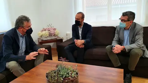 El jefe provincial de Tr&aacute;fico, Miguel Tolosa, se re&uacute;ne con el alcalde de Torrelavega y el concejal de Seguridad, Javier L&oacute;pez Estrada y Pedro P&eacute;rez Noriega