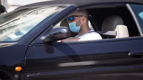 Un conductor circula con su veh&iacute;culo, a 7 de abril de 2021, en Madrid, (Espa&ntilde;a).