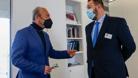 El Consejero De Industria, Turismo, Innovaci&oacute;n, Transporte Y Comercio, Javier L&oacute;pez Marcano, Con El Director De Telef&oacute;nica En Cantabria, Joaqu&iacute;n Gonz&aacute;lez.