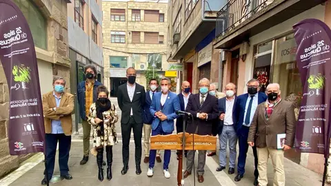 El vicepresidente, Pablo Zuloaga, entre otros, en la presentaci&oacute;n de la exposici&oacute;n del Grupo Quercus