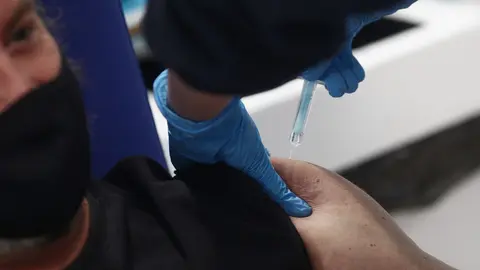 Un hombre es vacunado con la vacuna de AstraZeneca contra el Covid-19 en el Hospital de Emergencias Enfermera Isabel Zendal, a 8 de abril de 2021, en Madrid (Espa&ntilde;a).