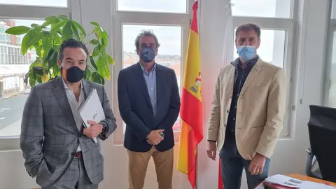 (De Izq. A Dcha.): Andr&eacute;s G&oacute;mez Bueno, Miembro Del Comit&eacute; Ejecutivo De CEOE CEPYME; Francisco Mart&iacute;n, Presidente De La Autoridad Portuaria De Santander, Y Enrique Conde, Presidente De La CEOE CEYME Cantabria.