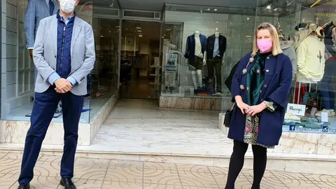 La concejala de comercio, Cristina Garc&iacute;a Vi&ntilde;as, y el presidente de la C&aacute;mara, Carlos Augusto Carrasco, junto a uno de los comercios que participan en la campa&ntilde;a 'Bono 39300'