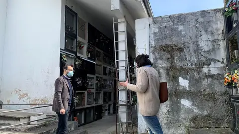 El concejal de Cementerios, Jos&eacute; Luis Urraca, en el cementerio de Geloria
