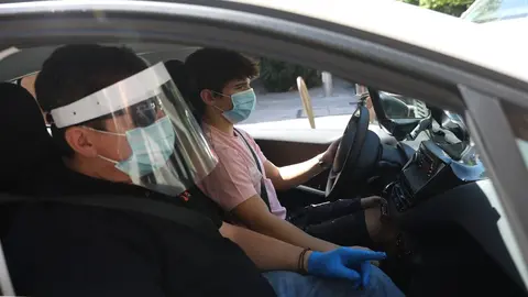 Archivo - Un profesor de autoescuela y un alumno en el coche.