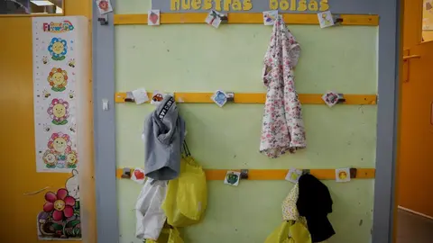 Archivo - Perchas para ni&ntilde;os en un centro infantil. Archivo