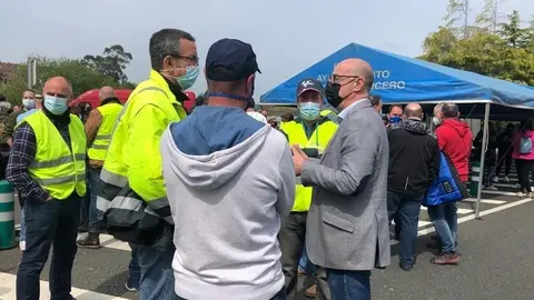 El coordinador de Ciudadanos Cantabria, F&eacute;lix &Aacute;lvarez, visita a los empleados de SEG Automotive