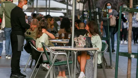 Varias personas, en la terraza de un bar, a 31 de marzo de 2021, en Madrid (Espa&ntilde;a).