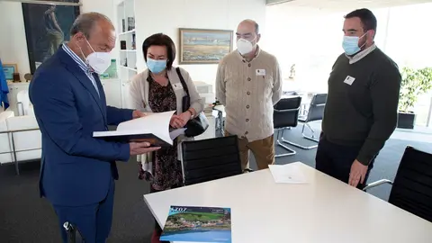 El consejero de Industria, Turismo, Innovaci&oacute;n, Transporte y Comercio, Javier L&oacute;pez Marcano, se re&uacute;ne con la alcaldesa de Limpias, Mar&iacute;a del Mar Iglesias, en el PCTCAN