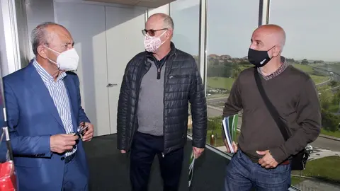 El consejero Javier L&oacute;pez Marcano y representantes de la Red C&aacute;ntabra de Desarrollo Rural