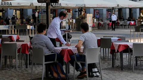 Archivo - Personas en una terraza de Madrid (Espa&ntilde;a), a 28 de septiembre de 2020. Mientras que Gobierno central pide aplicar medidas de confinamiento a toda la capital, ya hay activados 222 polic&iacute;as nacionales y guardias civiles establecidos para controla