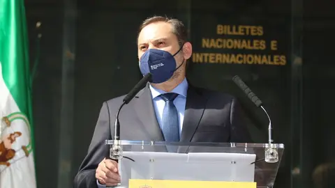 El ministro de Transportes, Movilidad y Agenda Urbana, Jos&eacute; Luis &Aacute;balos, se dirige al p&uacute;blico asistente despu&eacute;s de  visitar la estaci&oacute;n ferroviaria hist&oacute;rica de Almer&iacute;a, cuya rehabilitaci&oacute;n concluy&oacute; a principios de mes. Almer&iacute;a a 18 de marzo 2021