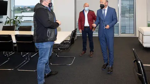 El consejero de Industria, Turismo, Innovaci&oacute;n, Transporte y Comercio, Javier L&oacute;pez Marcano, recibe al alcalde de B&aacute;rcena de Cicero