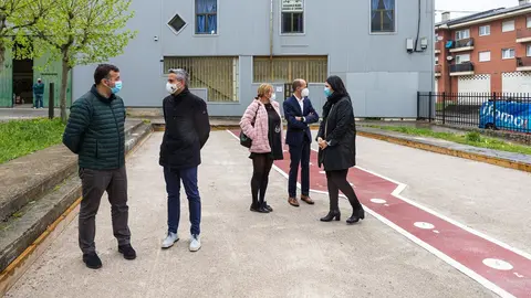 El vicepresidente y consejero de Universidades, Igualdad, Cultura y Deporte, Pablo Zuloaga, visita las obras de la bolera de El Robledal