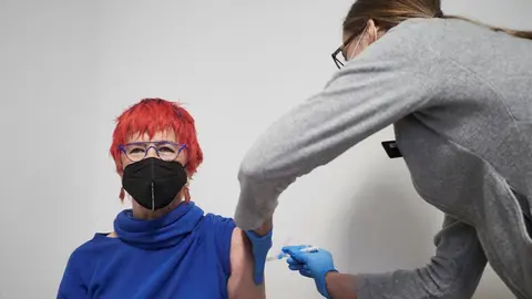 Una sanitaria vacuna a la consejera de Salud del Gobierno de Navarra, Santos Indur&aacute;in contra el Covid-19 en el Antiguo colegio de Maristas, a 10 de abril de 2021, en Pamplona, Navarra (Espa&ntilde;a). La consejera de Salud se vacuna con la dosis de AstraZeneca, 