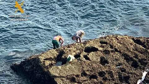 Lo dos pescadores furtivos pescando