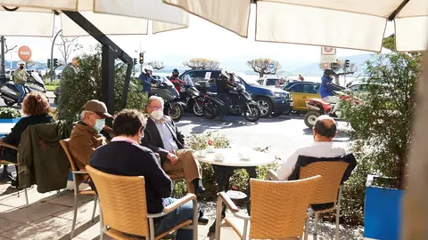 Archivo - Personas sentadas en terrazas.